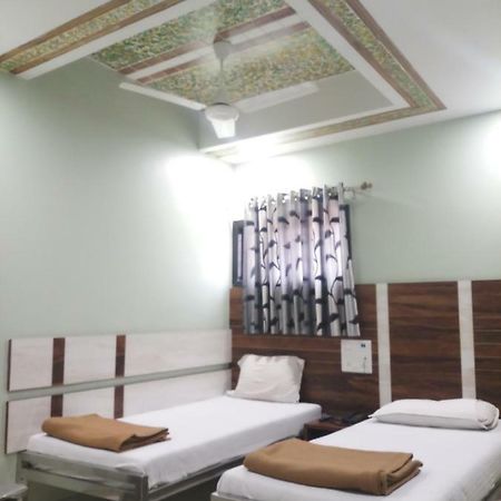 Hotel Crystal Surat Luaran gambar