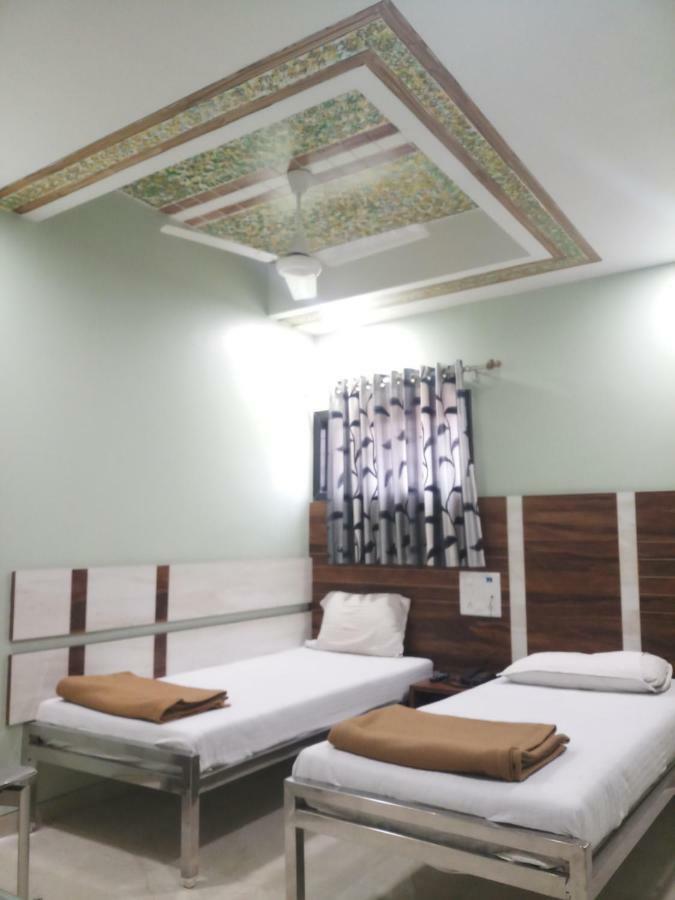 Hotel Crystal Surat Luaran gambar