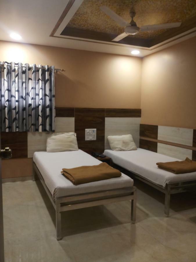 Hotel Crystal Surat Luaran gambar
